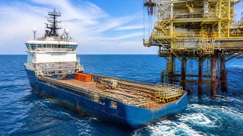 Offshore support vessel beside an offshore platform